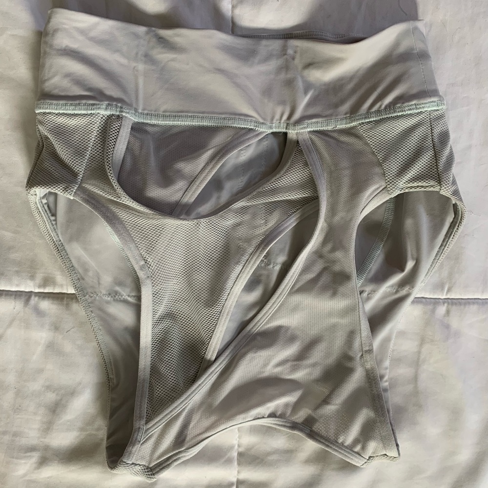 Lululemon long crop bra sz 4 - Picture 2 of 2